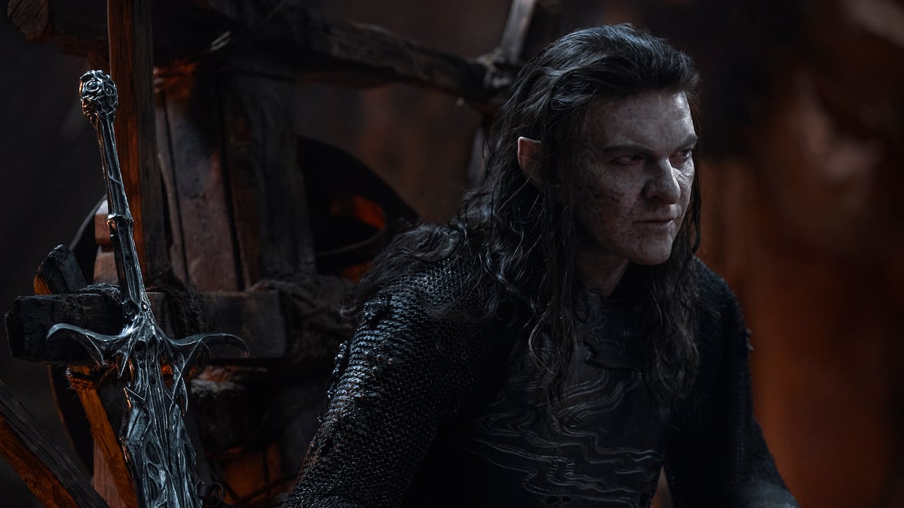 Sam Hazeldine es Adar en 'El Señor de los Anillos: Los Anillos de Poder', segunda temporada.