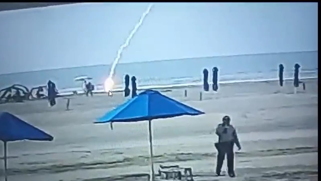 La turista estaba en la playa, en compañía de varios de sus familiares.