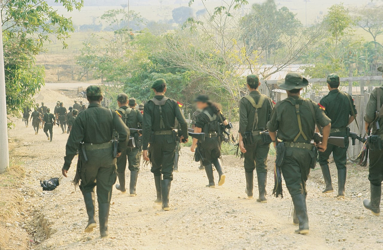Guerrilla Farc. Guerrilleros hacen recorrido en el pueblo. Ene 2000