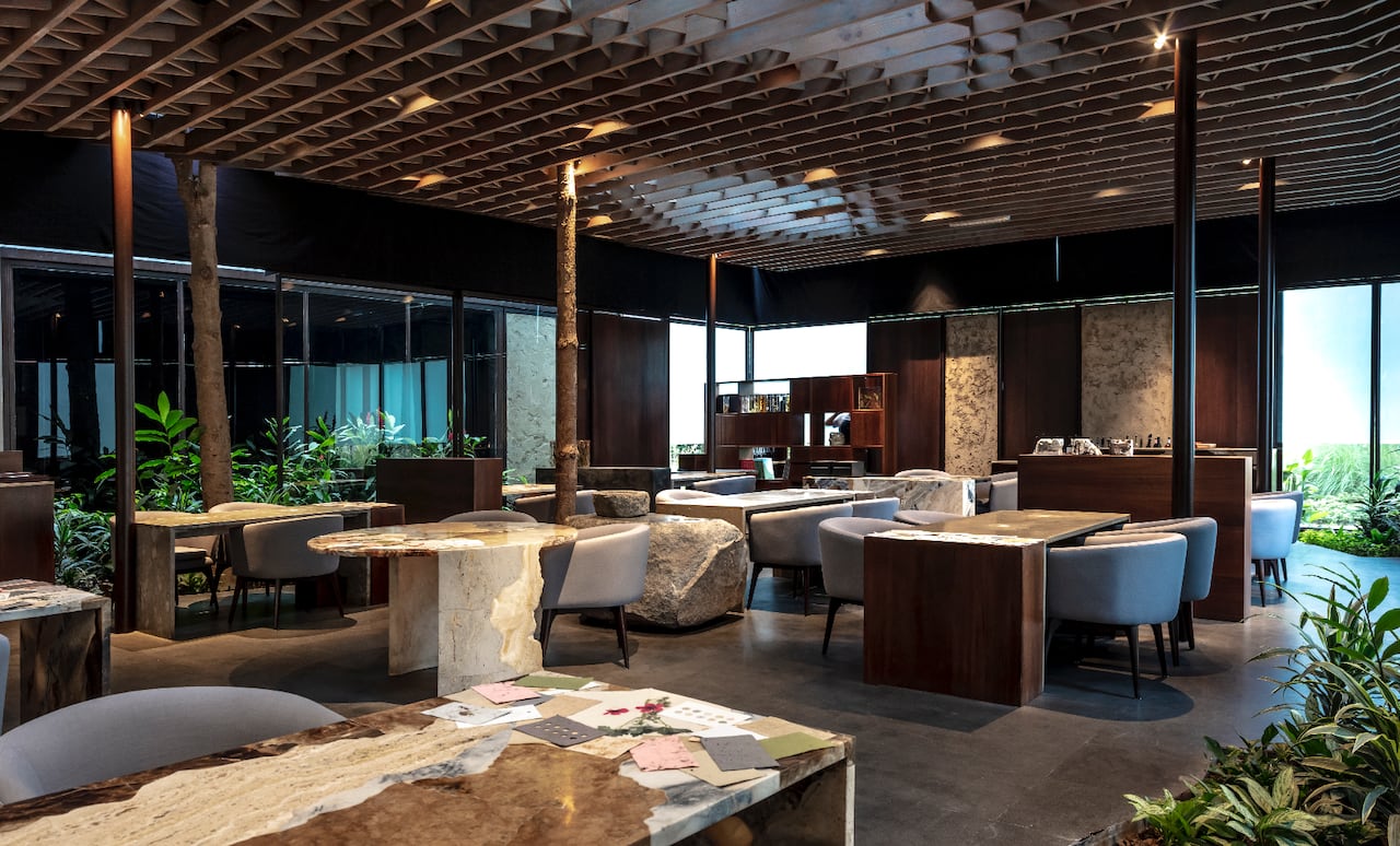 Central, arquitectónicamente, es una invitación al detalle y la evolución de la tierra, aire y agua.