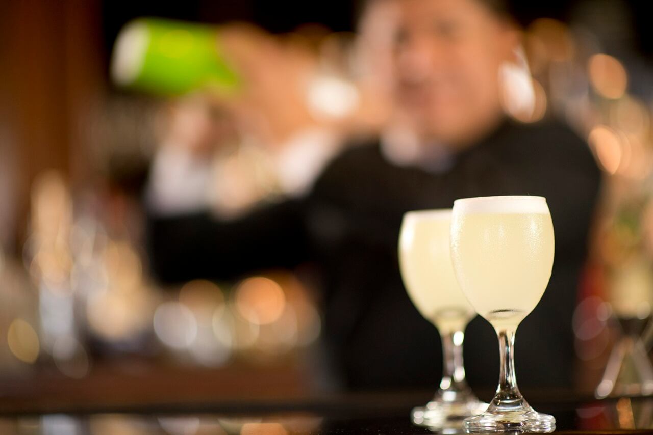 Preparación de pisco sour. Barman Roberto Meléndez. Hotel Country Club.