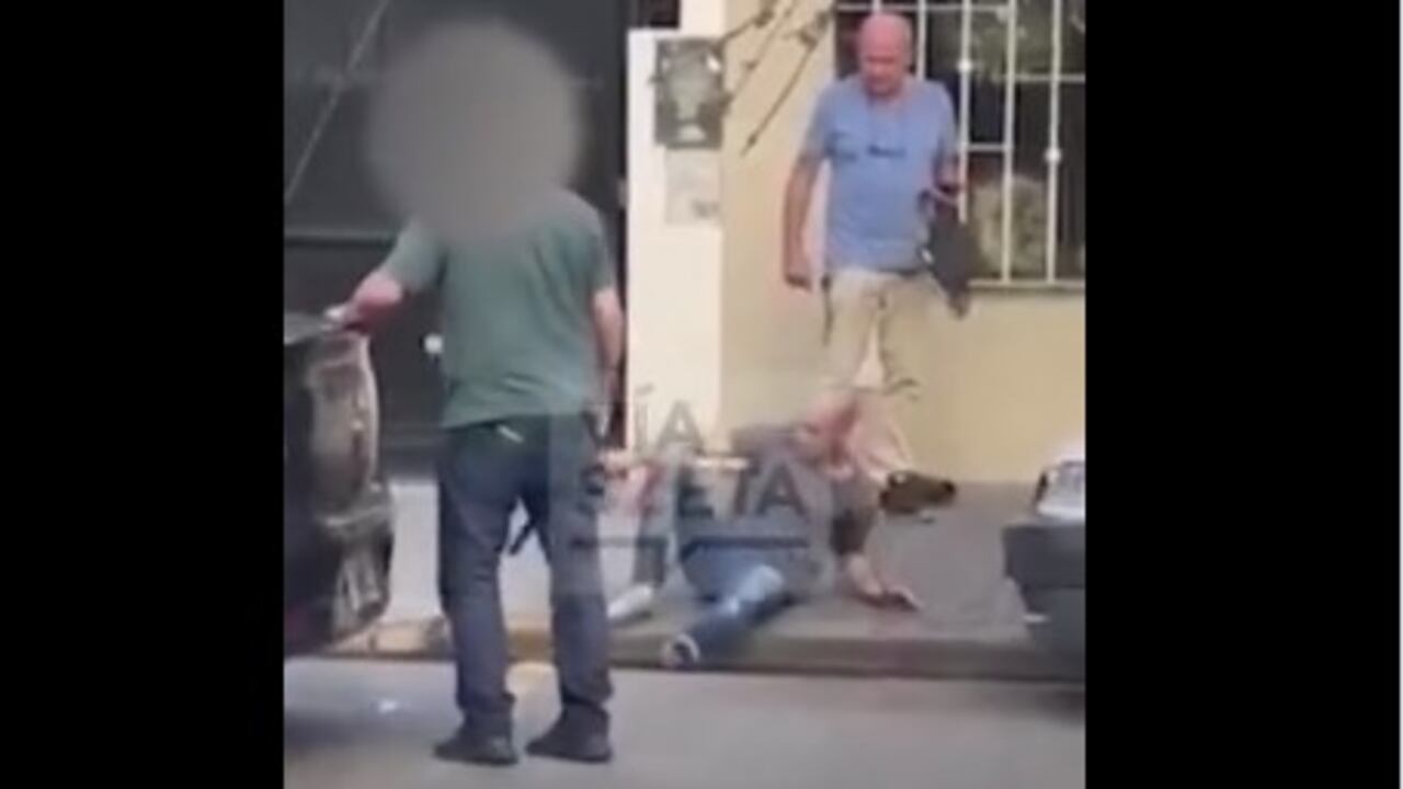 Hombre golpea a ladrón captura de pantalla video