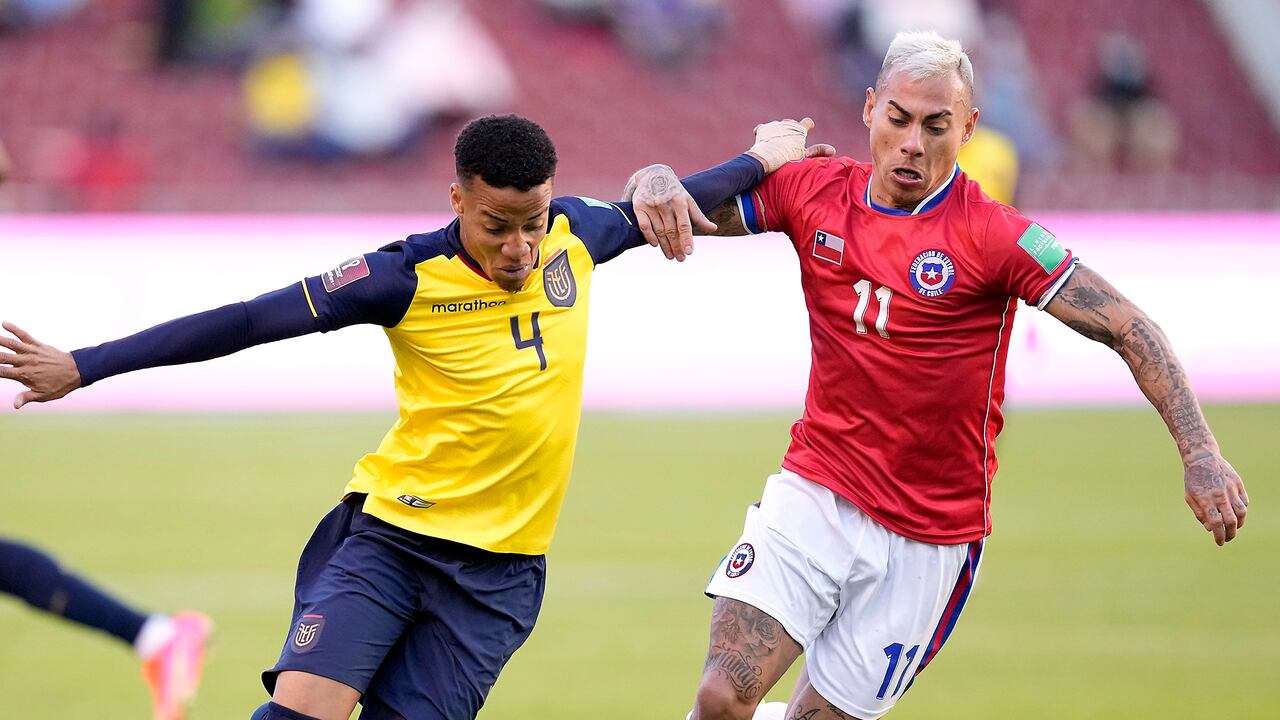 QUITO, ECUADOR - SEPTEMBER 05: Byron Castillo (C) of Ecuador competes for the ball with Eduardo Vargas (R) of Chile during a match between Ecuador and Chile as part of South American Qualifiers for Qatar 2022 at Rodrigo Paz Delgado Stadium on September 05, 2021 in Quito, Ecuador. (Photo by Dolores Ochoa - Pool/Getty Images)