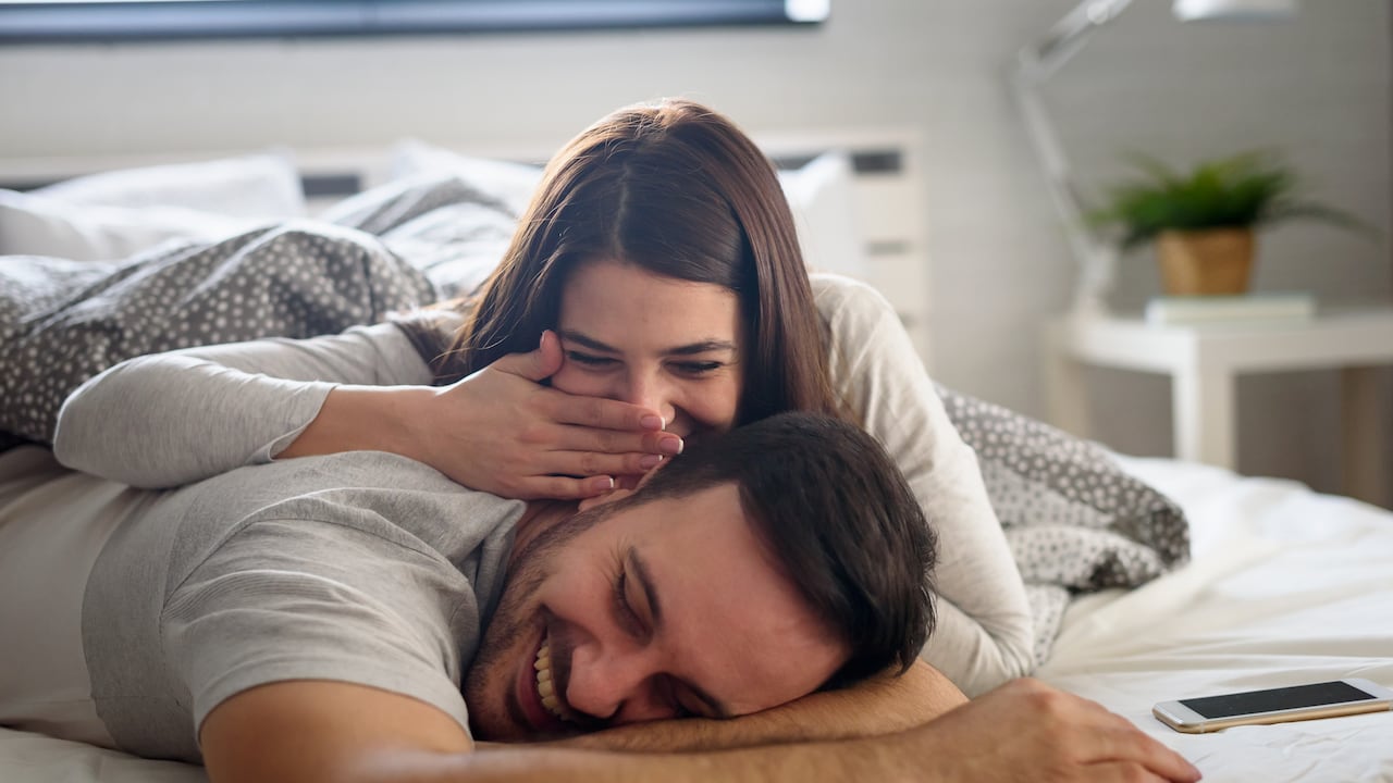 Pareja queriendo tener intimidad