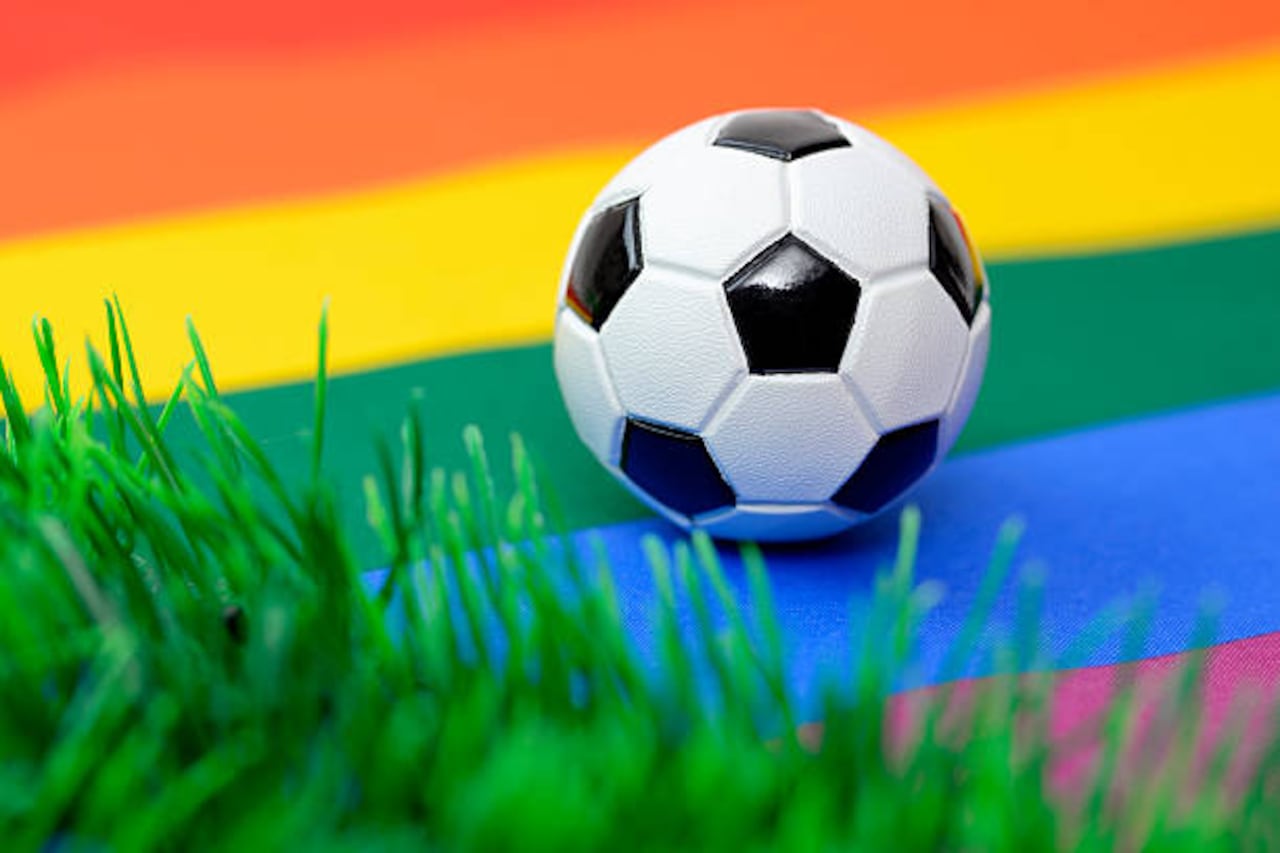En Colombia el fútbol sigue enclosetado: los pocos casos que se han presentado de futbolistas que cuentan su orientación homosexual, han terminado vetados de sus clubes.