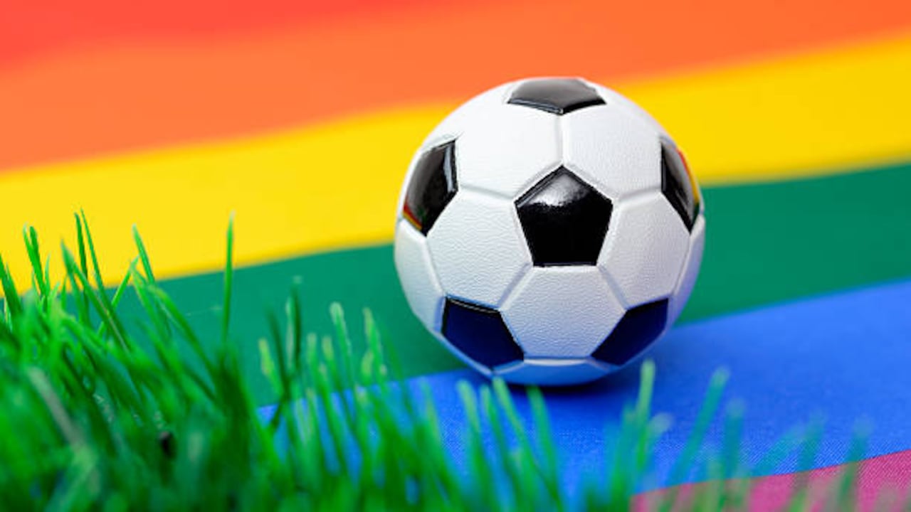 En Colombia el fútbol sigue enclosetado: los pocos casos que se han presentado de futbolistas que cuentan su orientación homosexual, han terminado vetados de sus clubes.