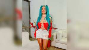 Karol G con dos colitas y un sexy top rojo