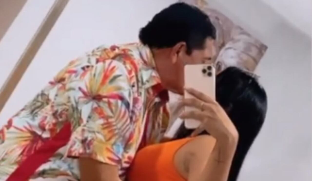 El cantante oficializó su relación con la mujer, quien es mucho menor que él.