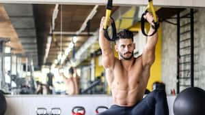 Hombre realizando TRX (entrenamiento en suspensión)