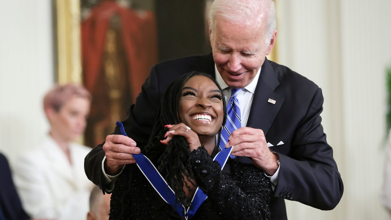 Presidente Joe Biden entreg Medalla Presidencial de la Libertad a Simone Biles