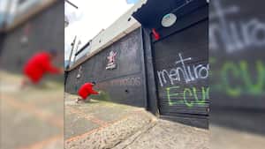 Graffitean Casa Babylon, bar ubicado en barrio de Chapinero en Bogotá, tras el anuncio de cancelación del Jamming Festival.