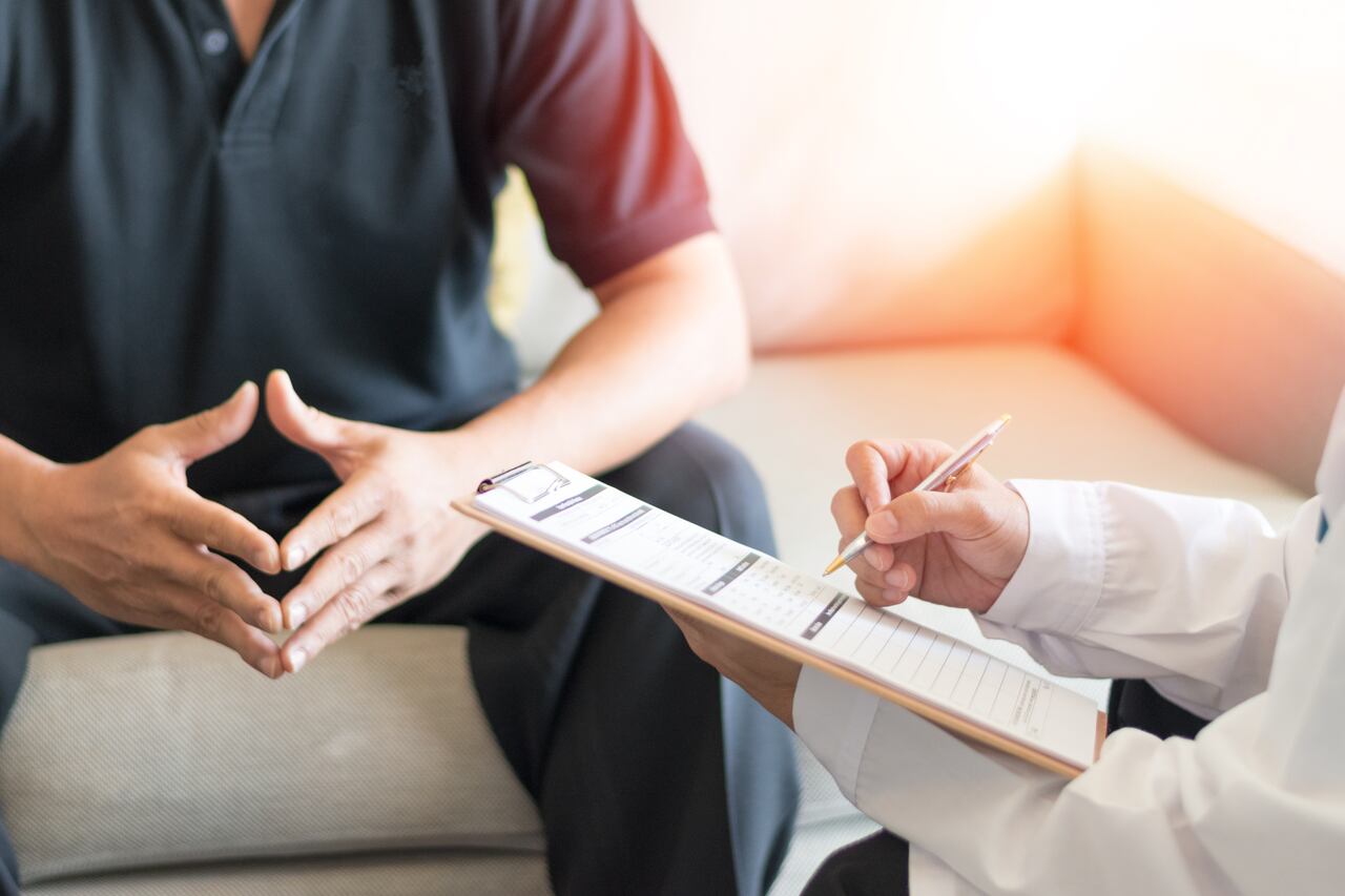 Hombre en consulta con un médico