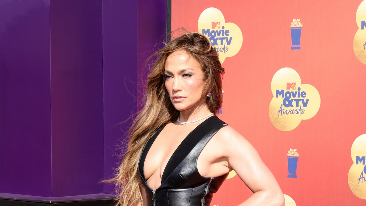 A JLo se le rompió el pantalón en la mitad de la retaguardia y se le vio la rayita