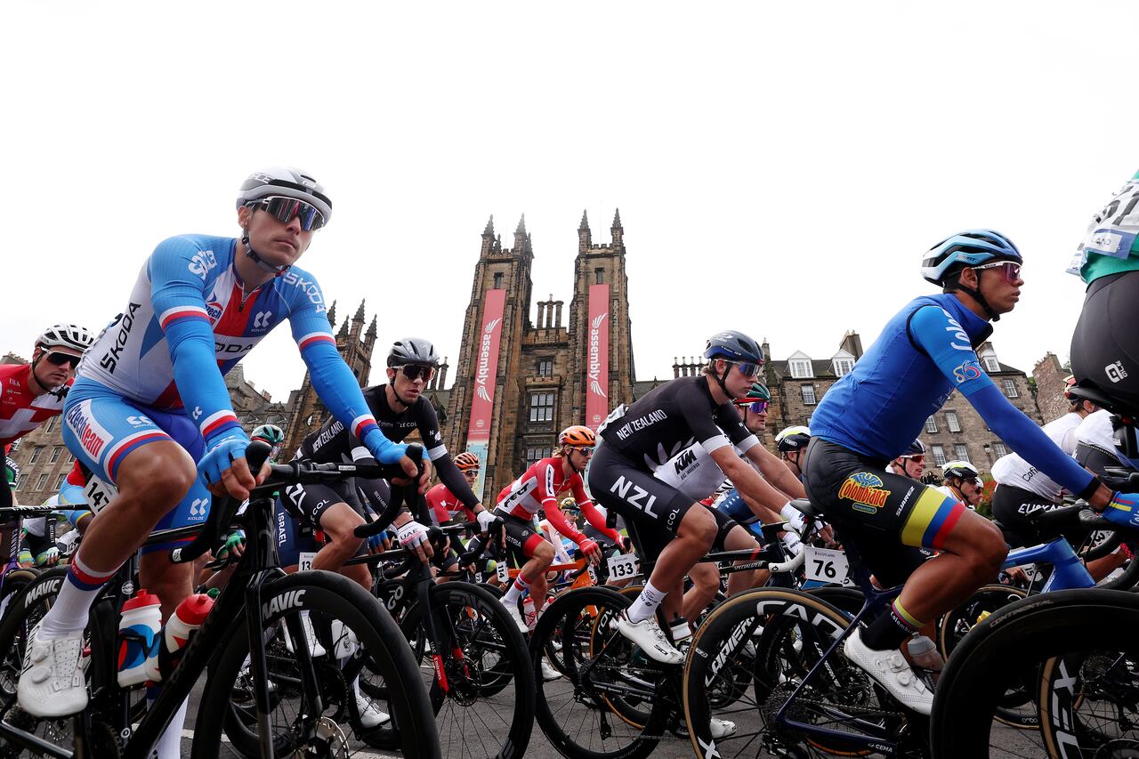 EDIMBURGO, ESCOCIA - 06 DE AGOSTO: (L-R) Adam Toupalik de República Checa, George Bennett de Nueva Zelanda, Sebastian Schönberger de Austria, Laurence Pithie de Nueva Zelanda y Jesús David Peña de Colombia compiten durante el 96º Campeonato Mundial de Ciclismo UCI Glasgow 2023, Hombres Elite Road Race, una carrera de un día de 271,1 km desde Edimburgo a Glasgow / #UCIWT / el 6 de agosto de 2023 en Edimburgo, Escocia. (Foto de Dean Mouhtaropoulos/Getty Images)