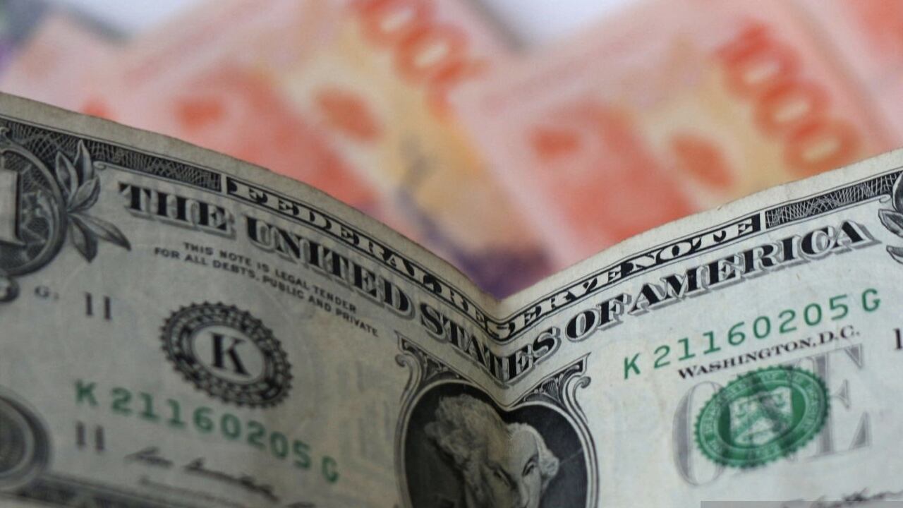 Un dólar blue se está cotizando casi en 500 pesos argentinos