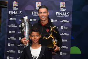 El delantero portugués con el mayor de sus hijos, Cristiano Junior.