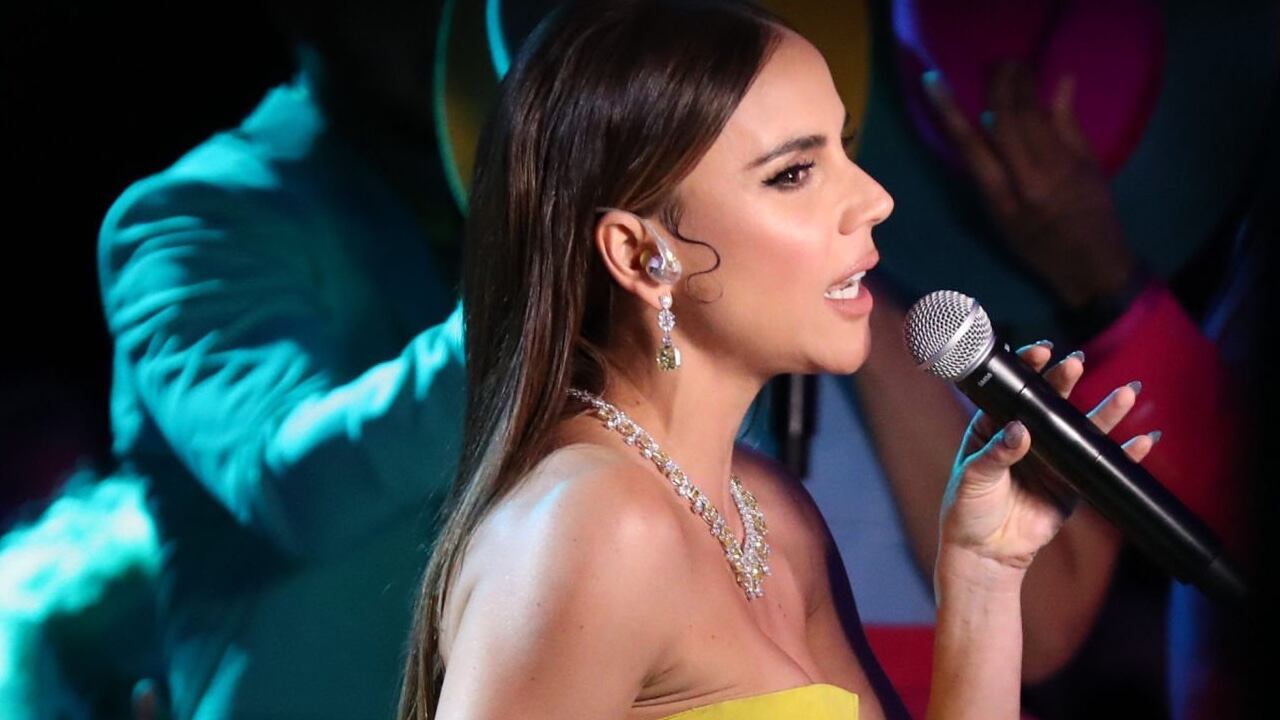 Carolina Gaitán interpretando en los Premios Óscar 2022 'We don't talk about Bruno'