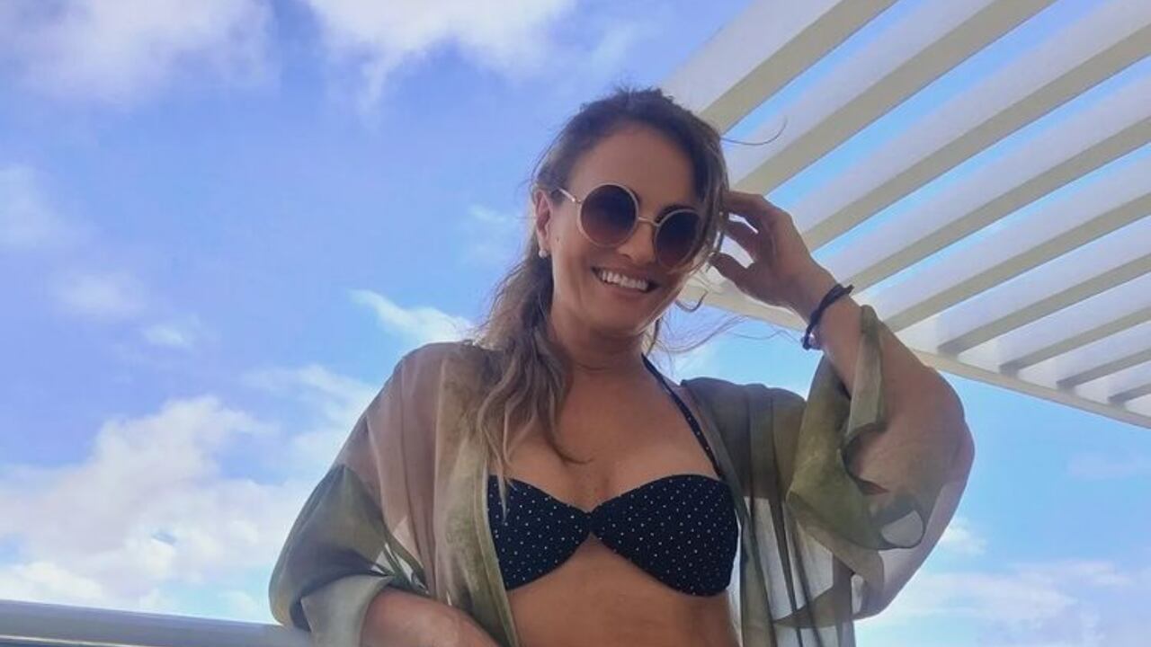 “Toda una gata”: Aura Cristina Geithner baila en traje negro ajustado y despierta pasiones