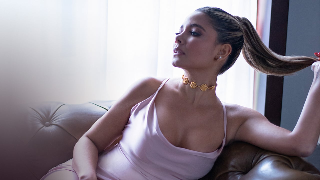 Melissa Martínez usó vestido de Camila Sarmiento y collar de Faoba Joyas.