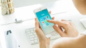 Estambul, Turquía - 20 de marzo de 2016: Mujer mirando aplicaciones de redes sociales en un nuevo Apple iPhone 6s blanco, diseñado y desarrollado por Apple inc. y fue lanzado el 9 de septiembre de 2015.