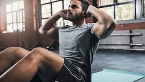 Un hombre realiza una serie de abdominales