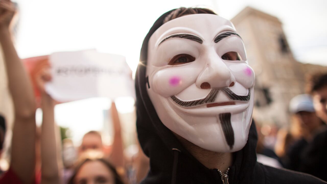 Anonymous es un pseudónimo utilizado por diferentes colectivos e individuos para realizar, en su nombre —poniéndose de acuerdo con otros—, acciones concertadas, principalmente ataques cibernéticos contra gobiernos.