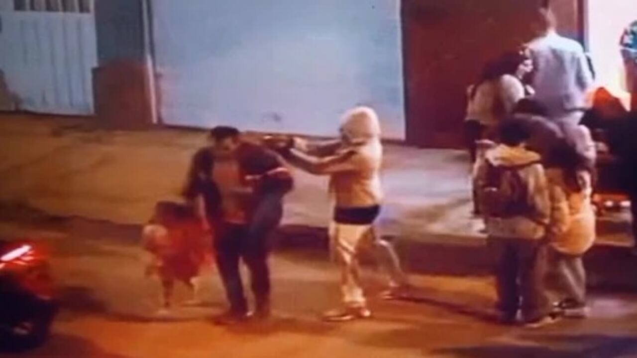 Las autoridades capturan a tres personas responsables del asesinato de un hombre en la noche de Halloween en Bogotá.