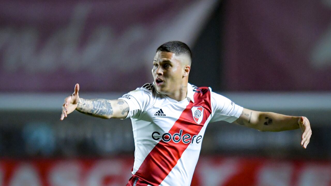 Juan Fernando Quintero de River Plate celebra el gol de tiro libre contra Argentinos Juniors.