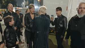 Verónica Alcocer con la banda de rock Def Leppard