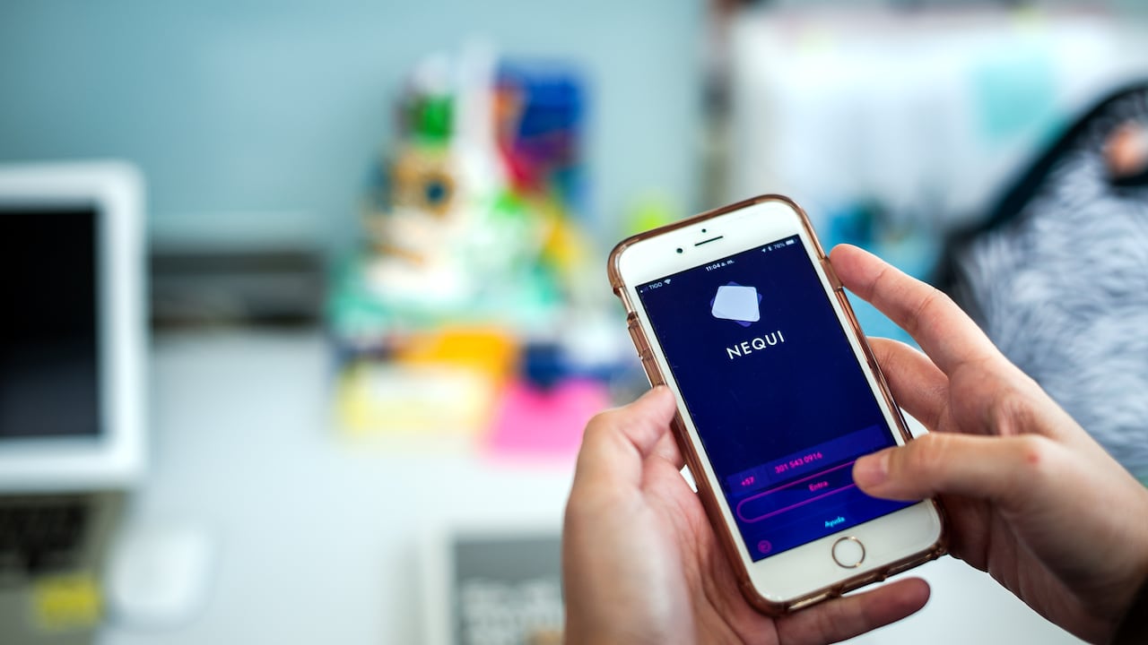 Permite hacer recargas a la cuenta con dinero que puede utilizarse para realizar pagos de servicios, recargas de celulares, transferencias entre usuarios Nequi o a otros bancos y pagos en internet.
