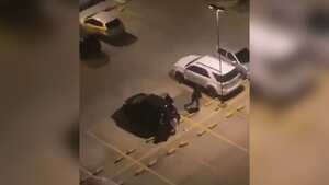 Los ladrones sacaron varios elementos de un vehículo.