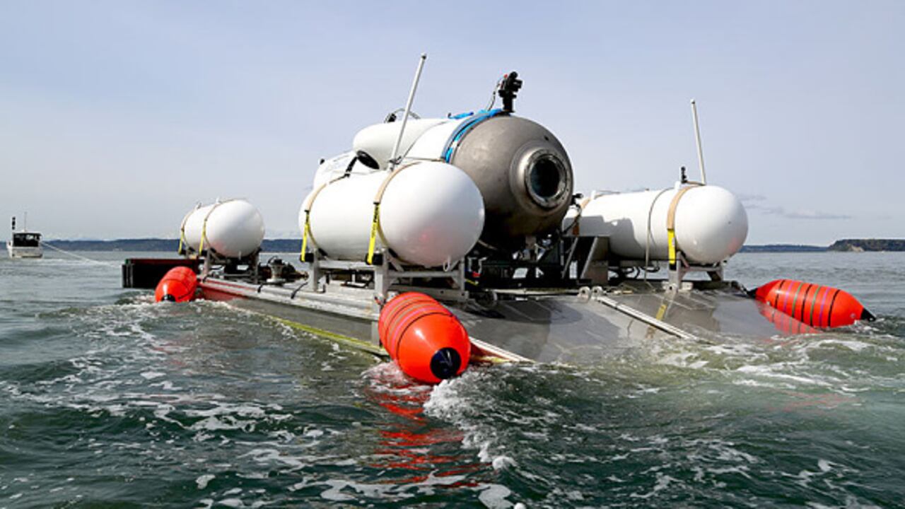 Sumergible turístico perteneciente a OceanGate germi en la superficie del agua en un mar. Las operaciones de búsqueda y rescate continúan por parte de la Guardia Costera de EE. UU. en Boston después de que un submarino turístico que se dirigía al sitio del naufragio del Titanic desapareciera frente a la costa sureste de Canadá. (Foto de Ocean Gate / Handout / Agencia Anadolu a través de Getty Imágenes)