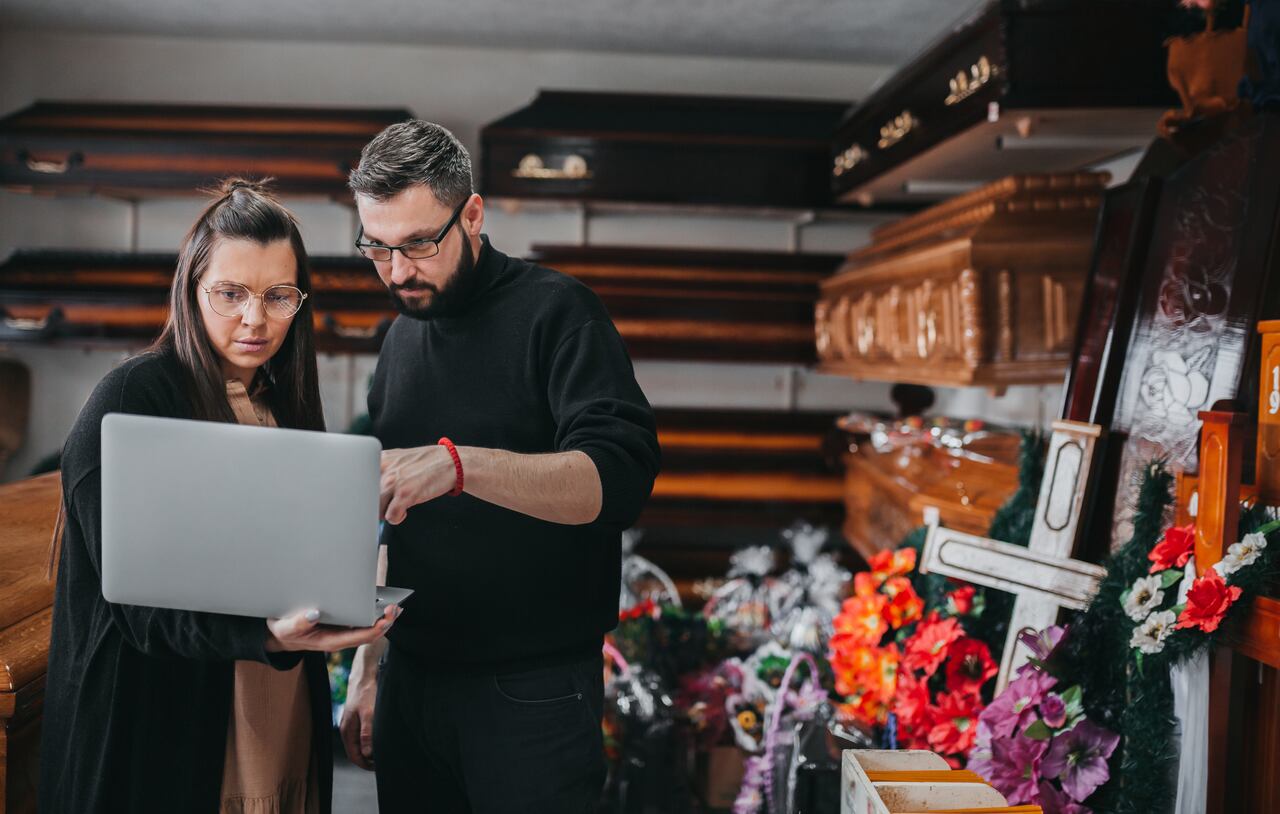 Exempleada de funeraria es señalada de vender partes de cuerpos por Facebook