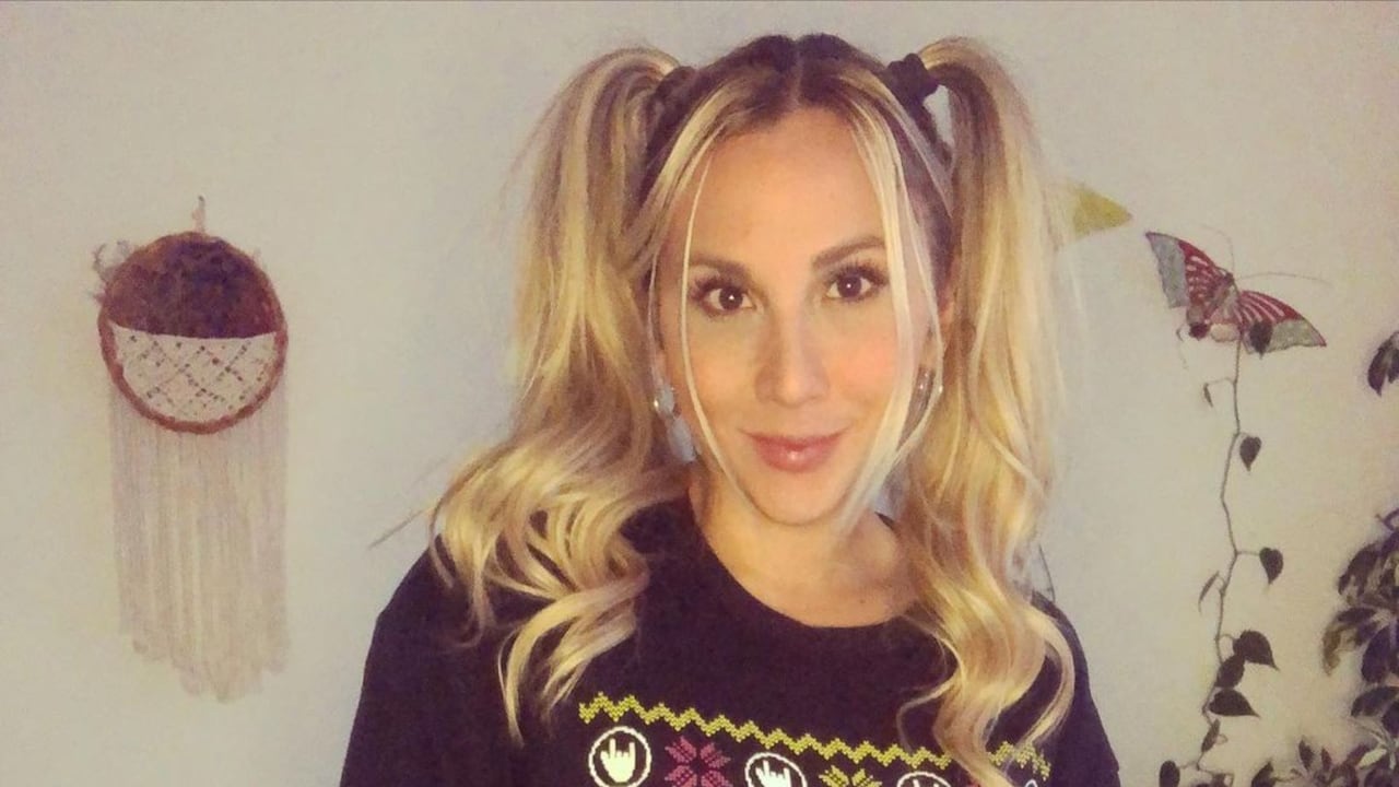 Juliana Casali dejó sin aliento a más de uno con estas sexys fotos en un sillón "dominando el mundo"