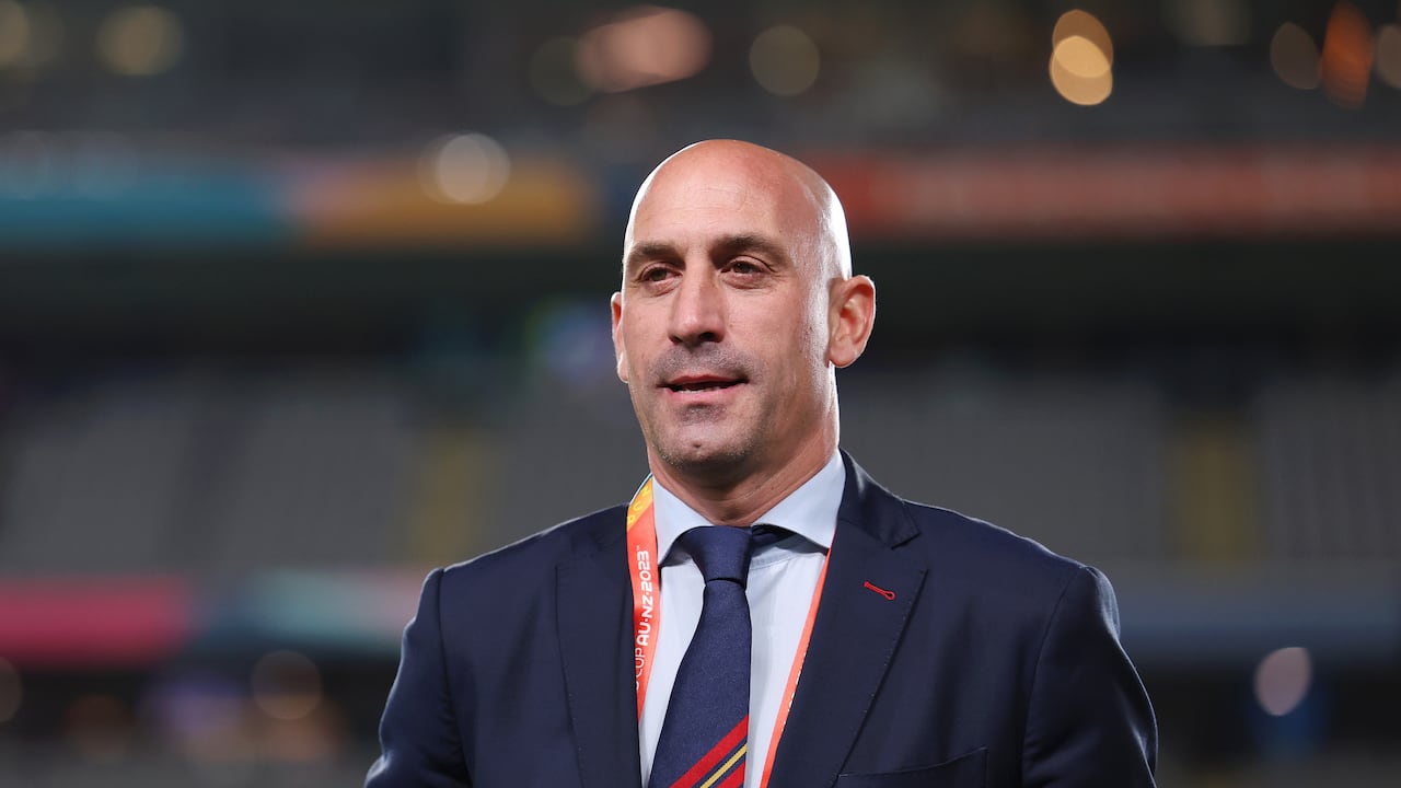 Luis Rubiales, presidente de la Real Federación Española de Fútbol, observa antes del partido de semifinales de la Copa Mundial Femenina de la FIFA Australia y Nueva Zelanda 2023 entre España y Suecia en Eden Park el 15 de agosto de 2023 en Auckland. Tamaki Makaurau, Nueva Zelanda. (Foto de Maja Hitij - FIFA/FIFA vía Getty Images)