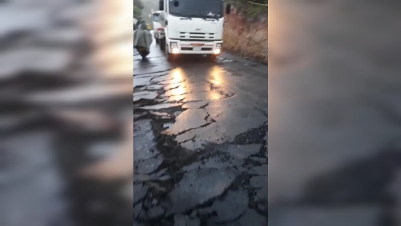 Vía alterna a la Panamericana en el Cauca que fue inaugurada en tiempo récord por Petro, se agrietó en cuatro días.