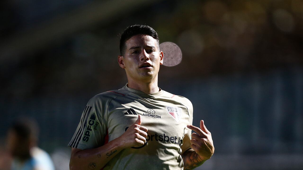 RIO DE JANEIRO, BRAZIL - OCTOBER 7: James Rodriguez of Sao Paulo warms up before the match between Vasco Da Gama and Sao Paulo as part of Brasileirao 2023 at Sao Januario Stadium on October 7, 2023 in Rio de Janeiro, Brazil. (Photo by Wagner Meier/Getty Images)