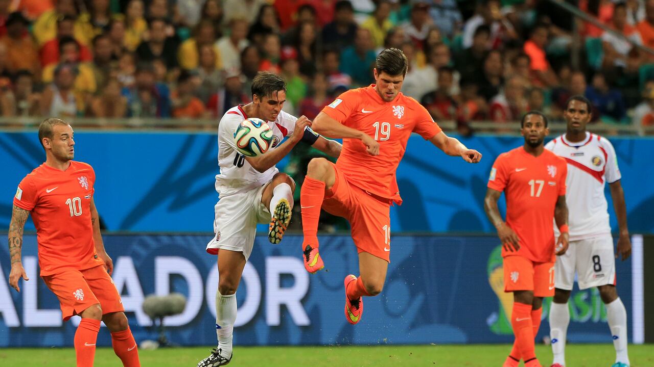 Bryan Ruíz disputando un balón con Huntelaar.