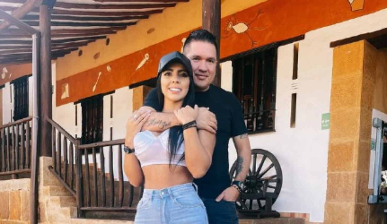 La pareja se mostró muy feliz y confirmó su unión.