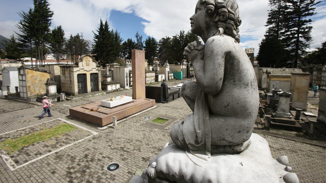 Cementerio central de Bogotá. Los trabajadores del lugar aseguran ver durante las noches presencias como el Barón, un supuesto monje que custodia el cementerio, y cientos de personas lo frecuentan por las leyendas de brujas, espíritus y apariciones. Pero también llegan para pedirles favores a las figuras históricas que están enterradas ahí. Una de las más populares es la tumba del astrónomo Julio Garavito, a quien le dejan flores azules y un billete de 20.000 pesos (donde aparece su imagen) para que no falte el dinero. Foto: Carlos Julio Martínez / Semana