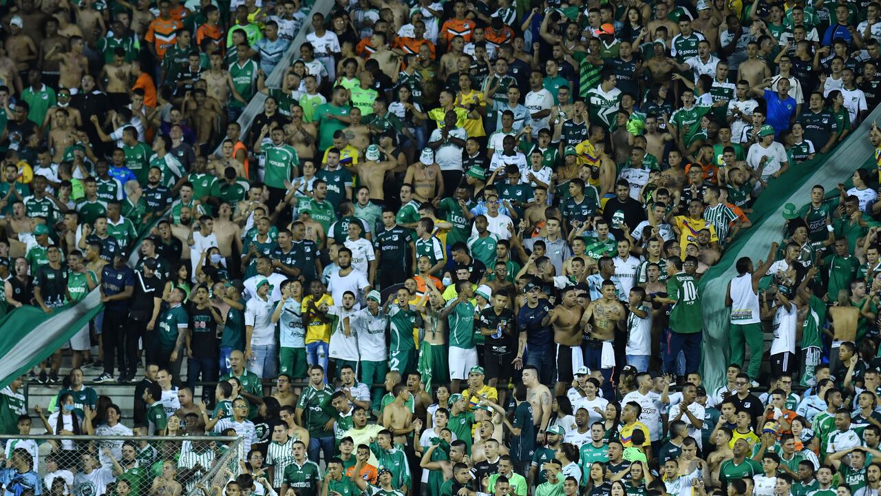 Los fanáticos del cuadro azucarero fueron atacados en suelo argentino por hinchas de Racing.