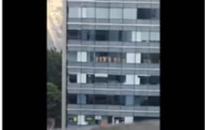 Gente desnuda en la ventana