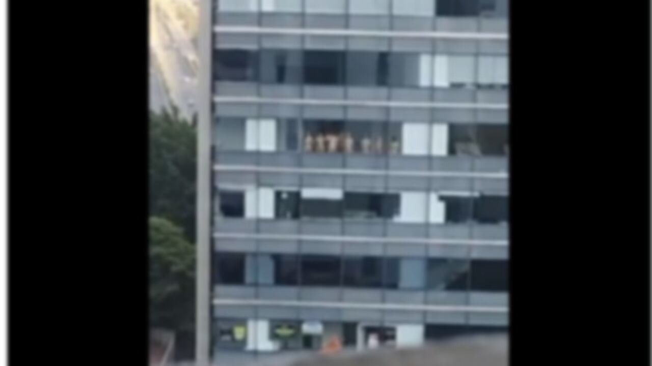 Gente desnuda en la ventana