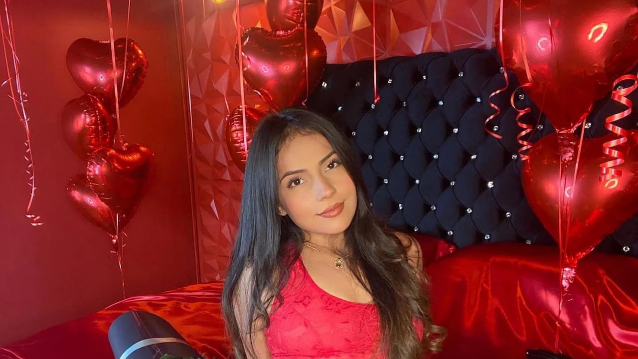 Por hacer pose sugestiva Aida Cortes casi muestra la entrepierna