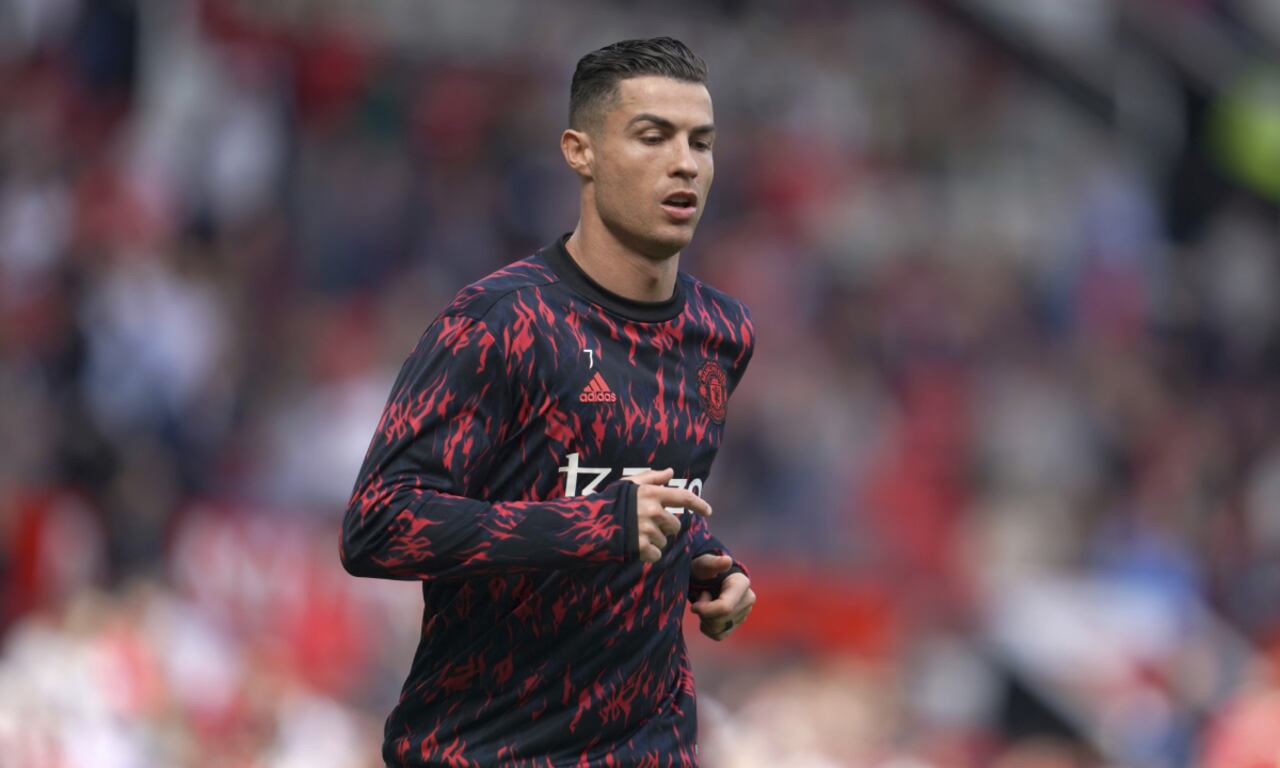 Cristiano Ronaldo del Manchester United calienta previo al partido de la Liga Premier entre el Manchester United y Norwich City en el estadio Old Trafford en Manchester, Inglaterra, el 16 de abril de 2022. Ronaldo y su esposa Georgina Rodríguez anunciaron el 18 de abril de 2022 la muerte de su hijo mellizo recién nacido. (AP/Jon Super)