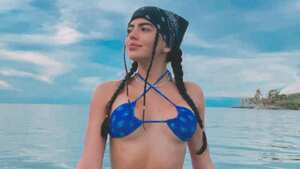 La influencer Luisa Castro posando en bikini en medio de la playa en una lancha.