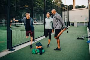 Para empezar a ejercitarse se debe estirar y calentar el cuerpo, según especialistas en entrenamiento deportivo.