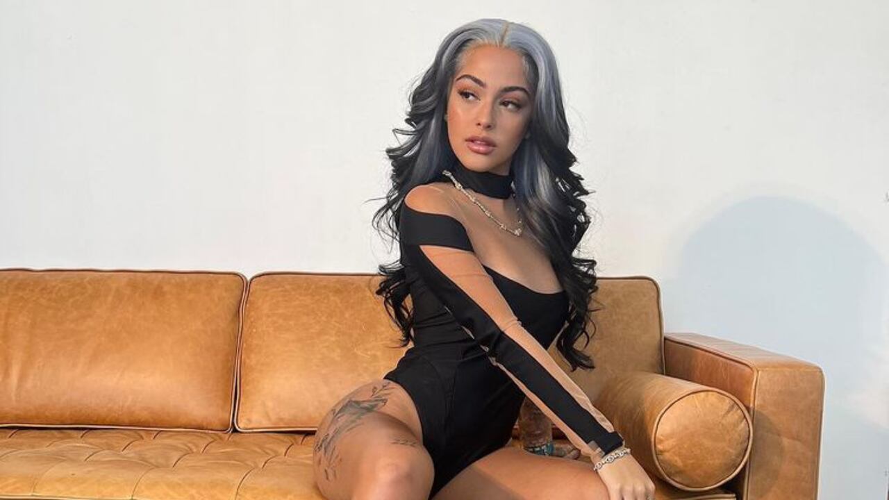 Malu Trevejo casi deja ver sus nipples perforados con diminuta blusa