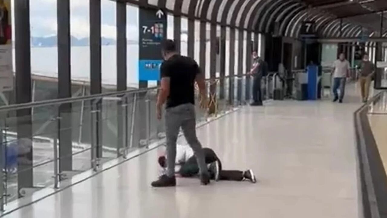 Por cobrarle maleta extra, pasajero le da tremenda golpiza a empleado de aerolínea