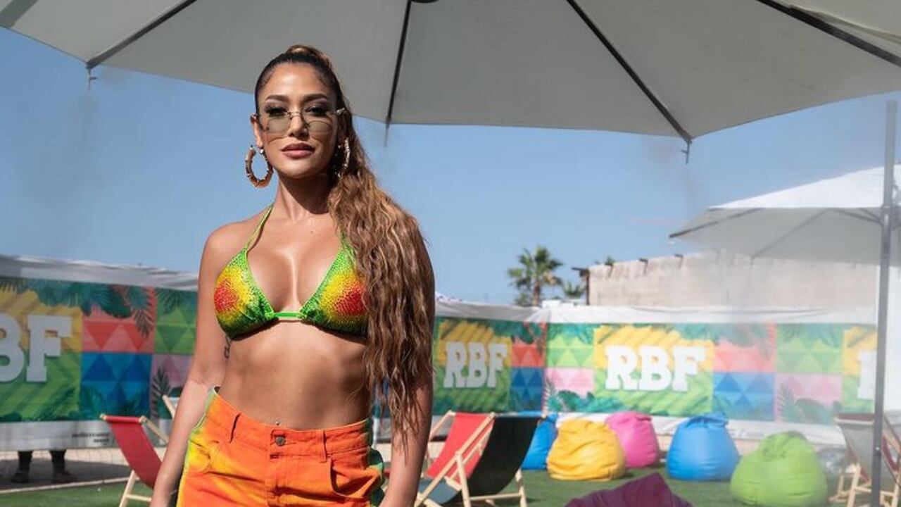 En pequeño top blanco y con sexy baile Farina con el que dejó ver su hermosa delantera